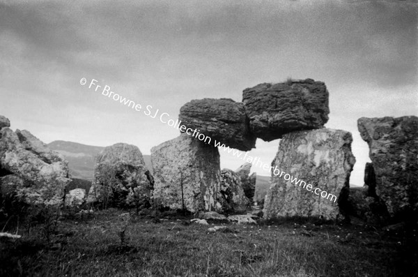 GIANTS GRAVE TRILITHON AT NORTH EAST END